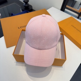 Новая модель кепки с козырьком от Lv L