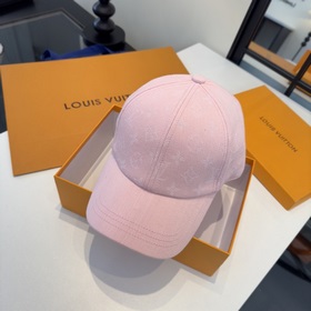 Новая модель кепки с козырьком от Lv L