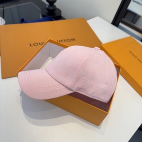 Новая модель кепки с козырьком от Lv L