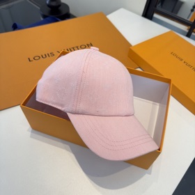 Новая модель кепки с козырьком от Lv L