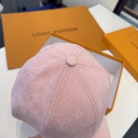 Новая модель кепки с козырьком от Lv L