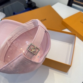 Новая модель кепки с козырьком от Lv L