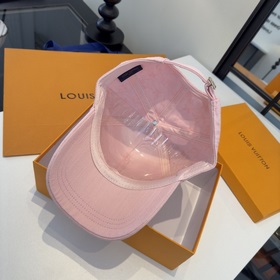 Новая модель кепки с козырьком от Lv L