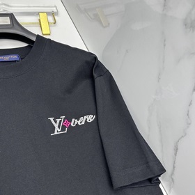 LV Louis Vuitton, модель с немного рас