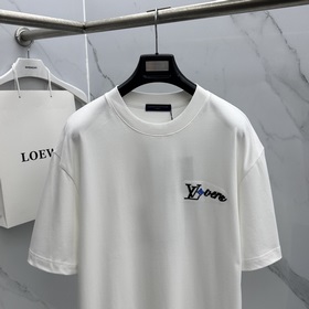 LV Louis Vuitton, модель с немного рас