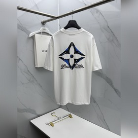 LV Louis Vuitton, модель с немного рас