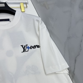 LV Louis Vuitton, модель с немного рас