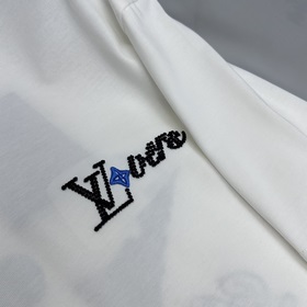 LV Louis Vuitton, модель с немного рас