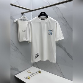 LV Louis Vuitton, модель с немного рас