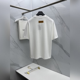 LV Louis Vuitton, модель с немного рас