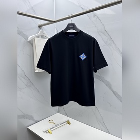 LV Louis Vuitton, модель с немного рас