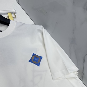 LV Louis Vuitton, модель с немного рас