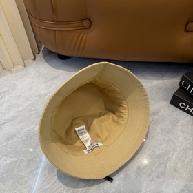 [Miumiu] Новая модель вышитой рыбацко