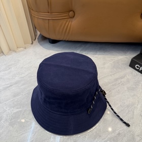 [Miumiu] Новая модель вышитой рыбацко
