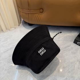 [Miumiu] Новая модель вышитой рыбацко