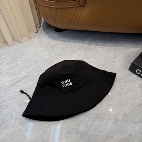 [Miumiu] Новая модель вышитой рыбацко