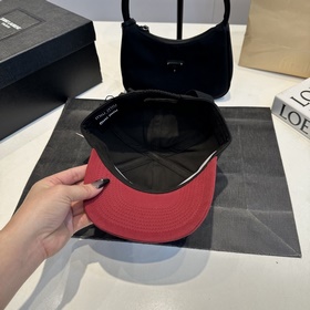 Новая модель бейсболки Miumiu с вышивк