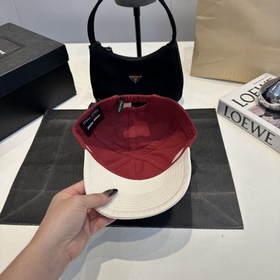 Новая модель бейсболки Miumiu с вышивк
