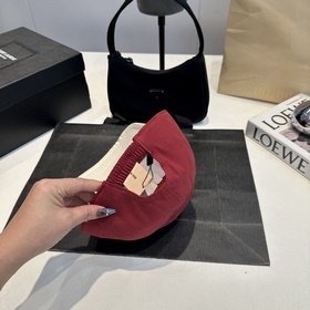 Новая модель бейсболки Miumiu с вышивк