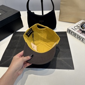 Новая модель бейсболки Miumiu с вышивк
