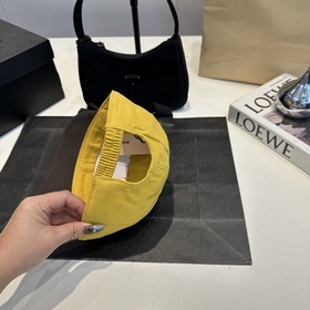 Новая модель бейсболки Miumiu с вышивк