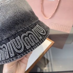 Новая джинсовая рыбацкая кепка от Miu,