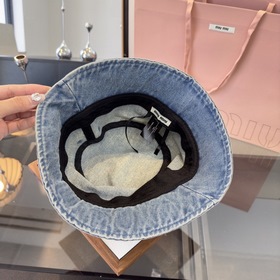 Новая джинсовая рыбацкая кепка от Miu,