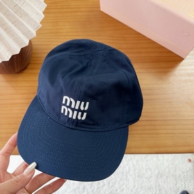 Miumiu — новая вышитая бейсболка по ин