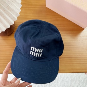 Miumiu — новая вышитая бейсболка по ин
