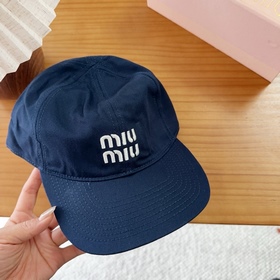 Miumiu — новая вышитая бейсболка по ин