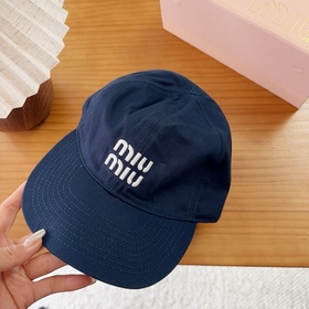 Miumiu — новая вышитая бейсболка по ин