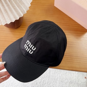 Miumiu — новая вышитая бейсболка по ин