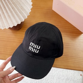 Miumiu — новая вышитая бейсболка по ин