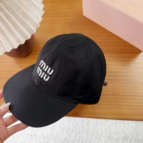 Miumiu — новая вышитая бейсболка по ин
