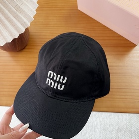 Miumiu — новая вышитая бейсболка по ин