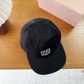 Miumiu — новая вышитая бейсболка по ин