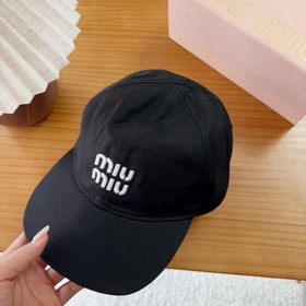 Miumiu — новая вышитая бейсболка по ин