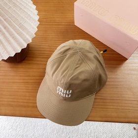Miumiu — новая вышитая бейсболка по ин