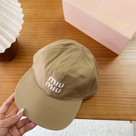 Miumiu — новая вышитая бейсболка по ин