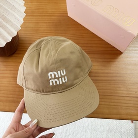 Miumiu — новая вышитая бейсболка по ин
