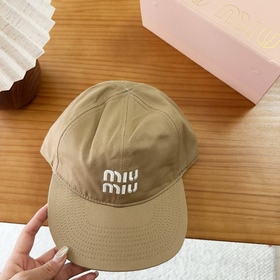 Miumiu — новая вышитая бейсболка по ин