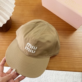 Miumiu — новая вышитая бейсболка по ин
