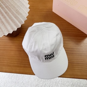 Miumiu — новая вышитая бейсболка по ин