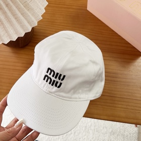 Miumiu — новая вышитая бейсболка по ин