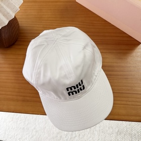 Miumiu — новая вышитая бейсболка по ин