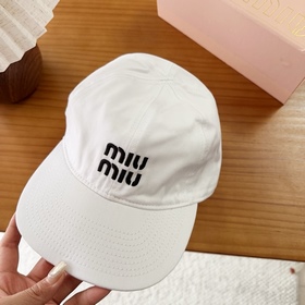 Miumiu — новая вышитая бейсболка по ин