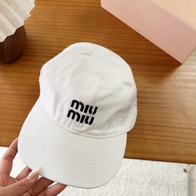 Miumiu — новая вышитая бейсболка по ин