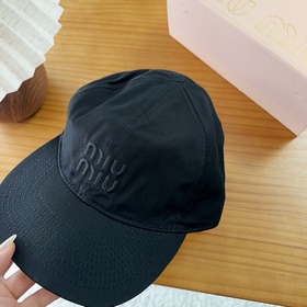 Miumiu — новая вышитая бейсболка по ин