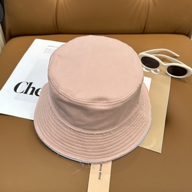 [Miumiu] Новая модель вышитой рыбацко