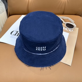 [Miumiu] Новая модель вышитой рыбацко